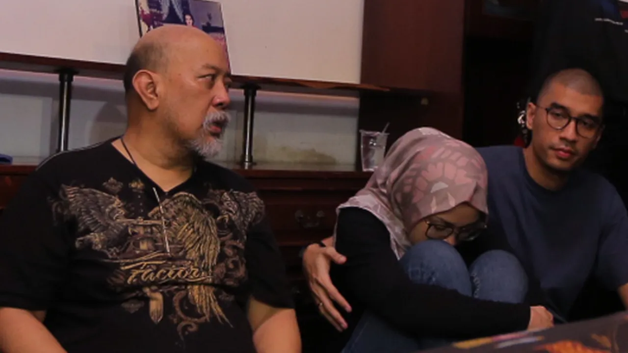 Indro Warkop Nangis Berurai Air Mata Ceritakan Kenangan Bersama Istri Indro Warkop Nangis Berurai Air Mata Ceritakan Kenangan Bersama Istri
