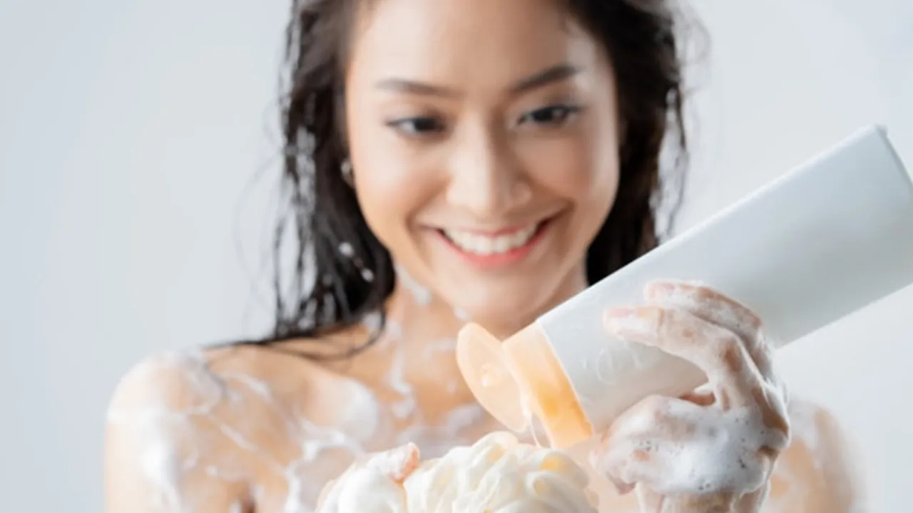 Beri Nutrisi Pada Rambut, 8 Bahan Alami Ini Bisa Kamu Campurkan ke Dalam Sampo dan Rasakan Manfaatnya