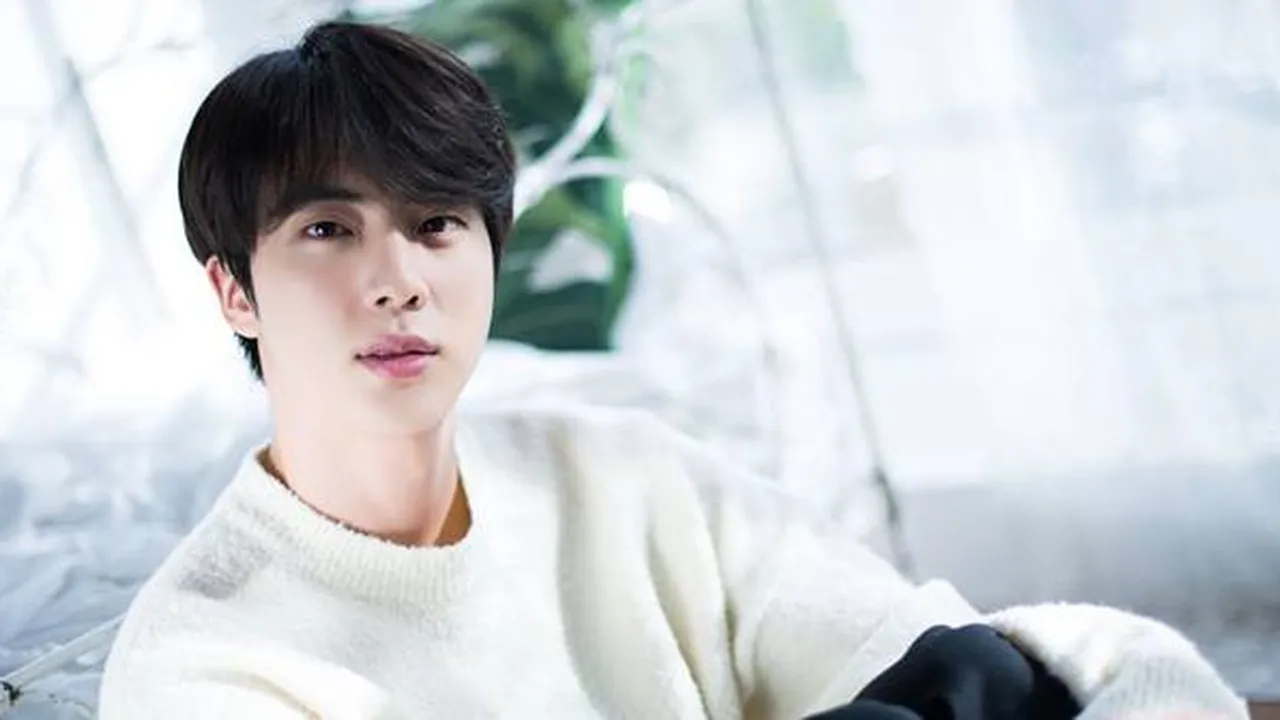 Ini Bukti Jin BTS Punya Wajah Mungil, Bagaikan Pria Idaman dalam Komik