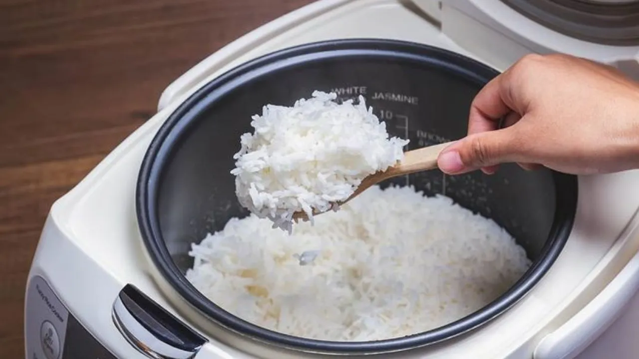 Ini Cara Tepat Masak Nasi Agar Tidak Berair dan Lebih Pulen