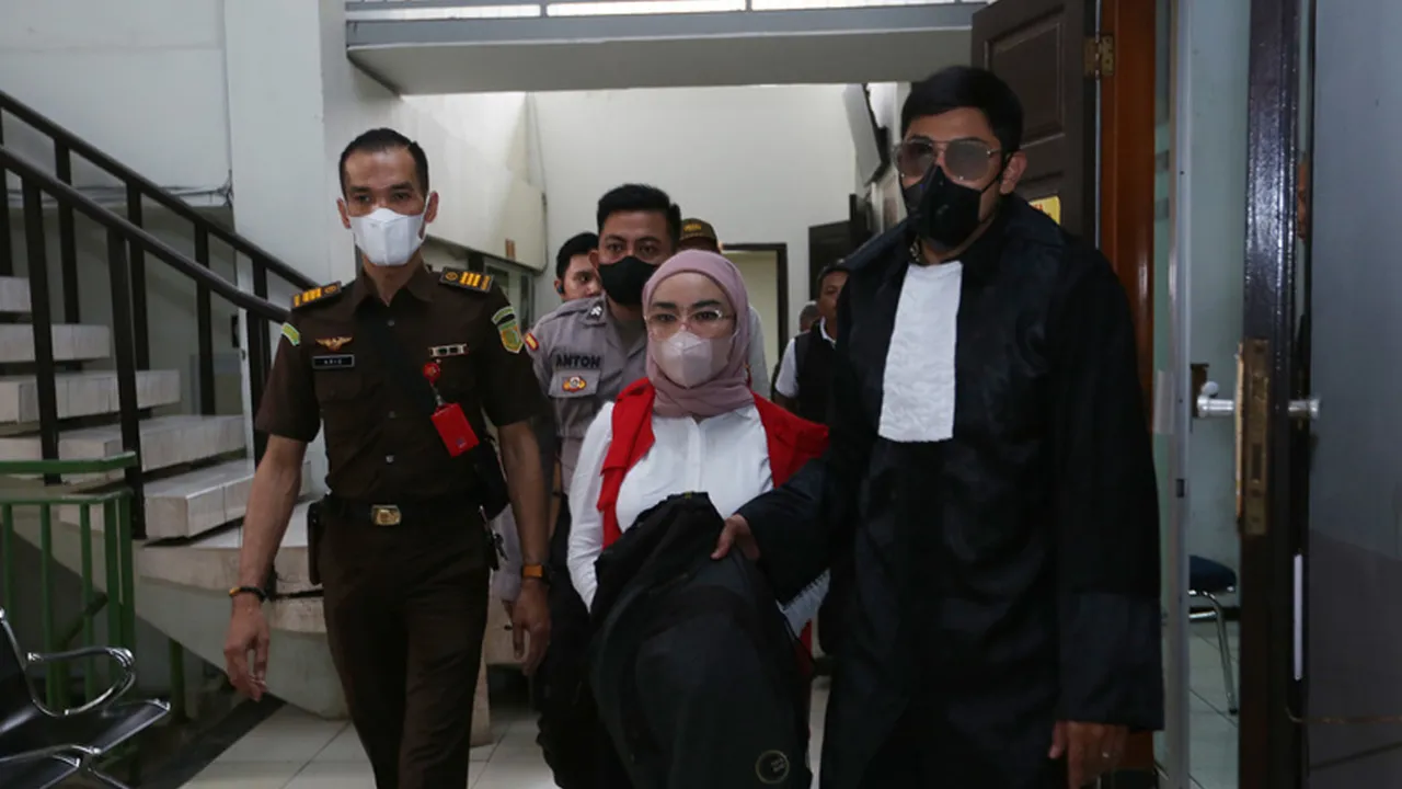 Ini Penyebab Medina Zein Pingsan Usai Jalani Sidang