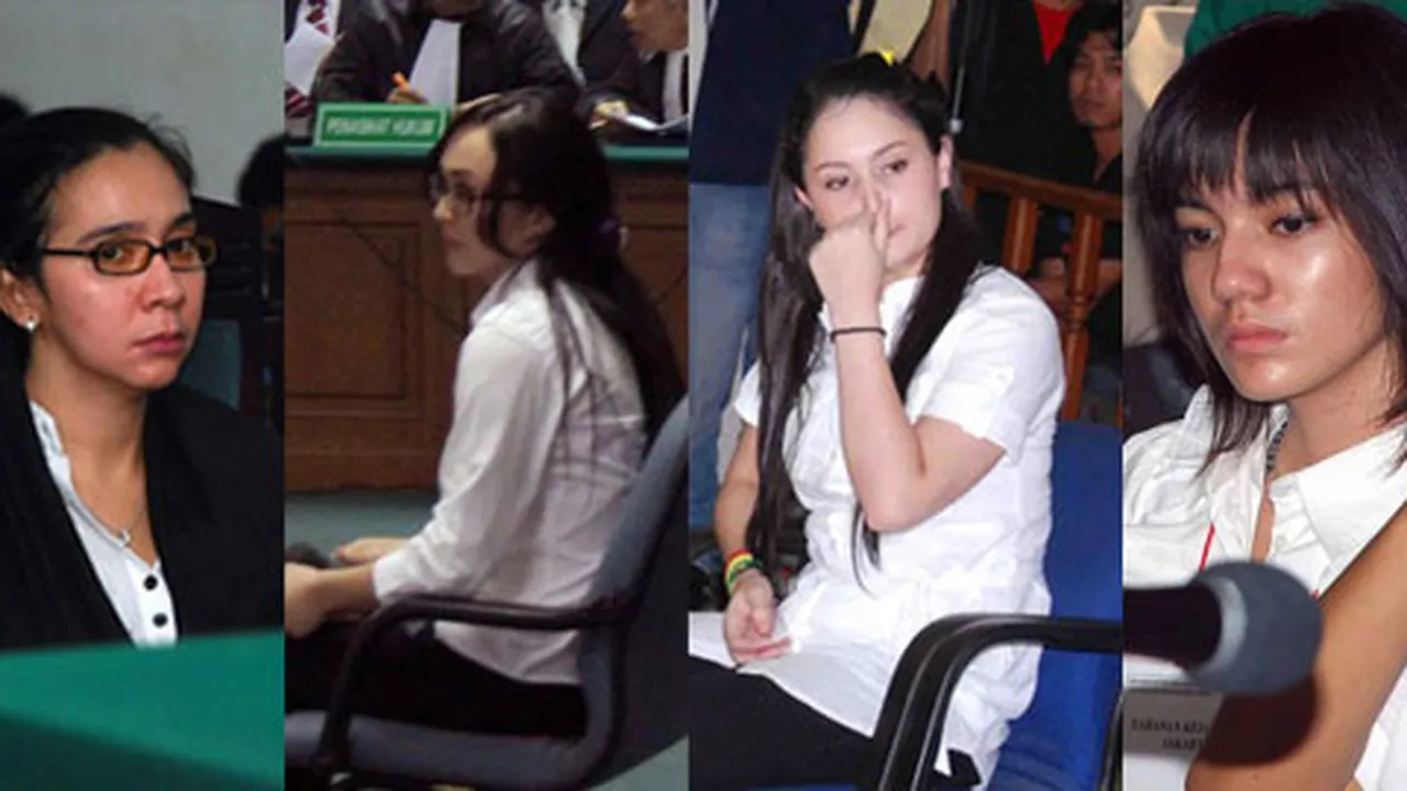 Artis-Artis Cantik Duduk di Kursi Pesakitan