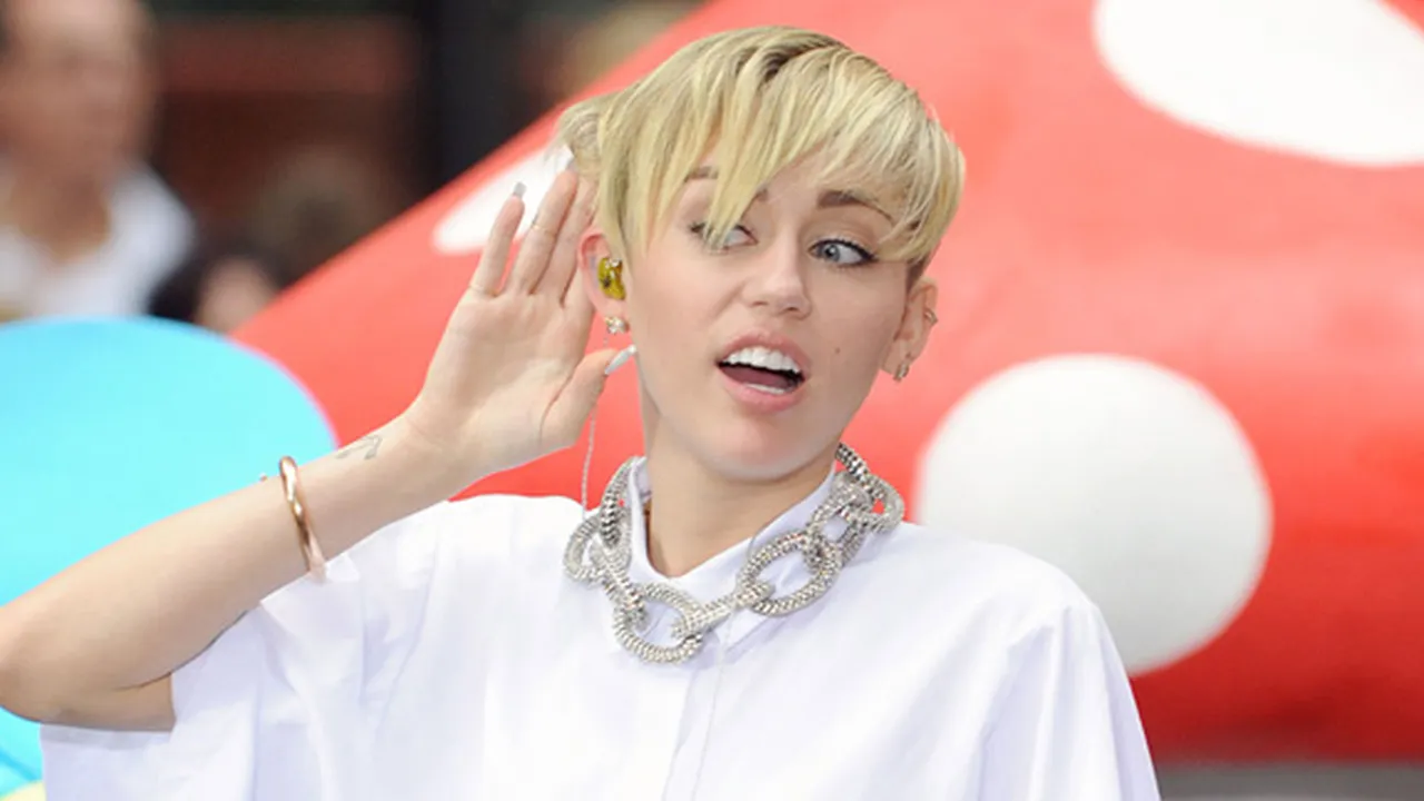 Inilah Bukti Bahwa Miley Cyrus (Mungkin) Biseksual