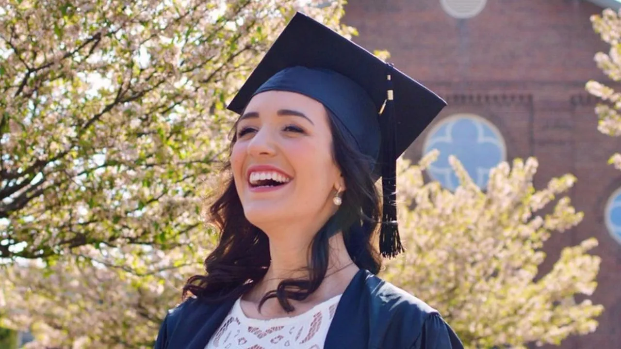 Inspirasi Model Rambut Wanita untuk Wisuda yang Bikin Tampilan Lebih Berkelas, Pilih Mana?