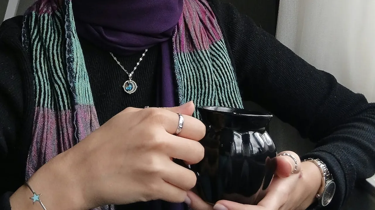Inspirasi OOTD Baju Hitam Hijab Kasual hingga Formal, Dijamin Tetap Trendy!