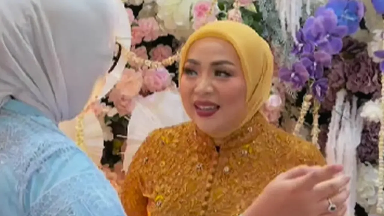 Intip Penampilan Muzdalifah di Acara Tunangan Sang Anak yang Curi Perhatian