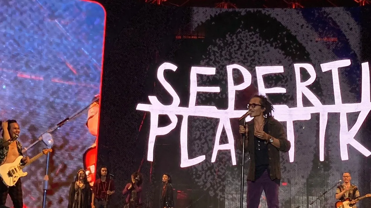 Ipang Lazuardi dan Didit 'Seperti Plastik' Sukses Bikin Nostalgia di Synchronize Fest 2025