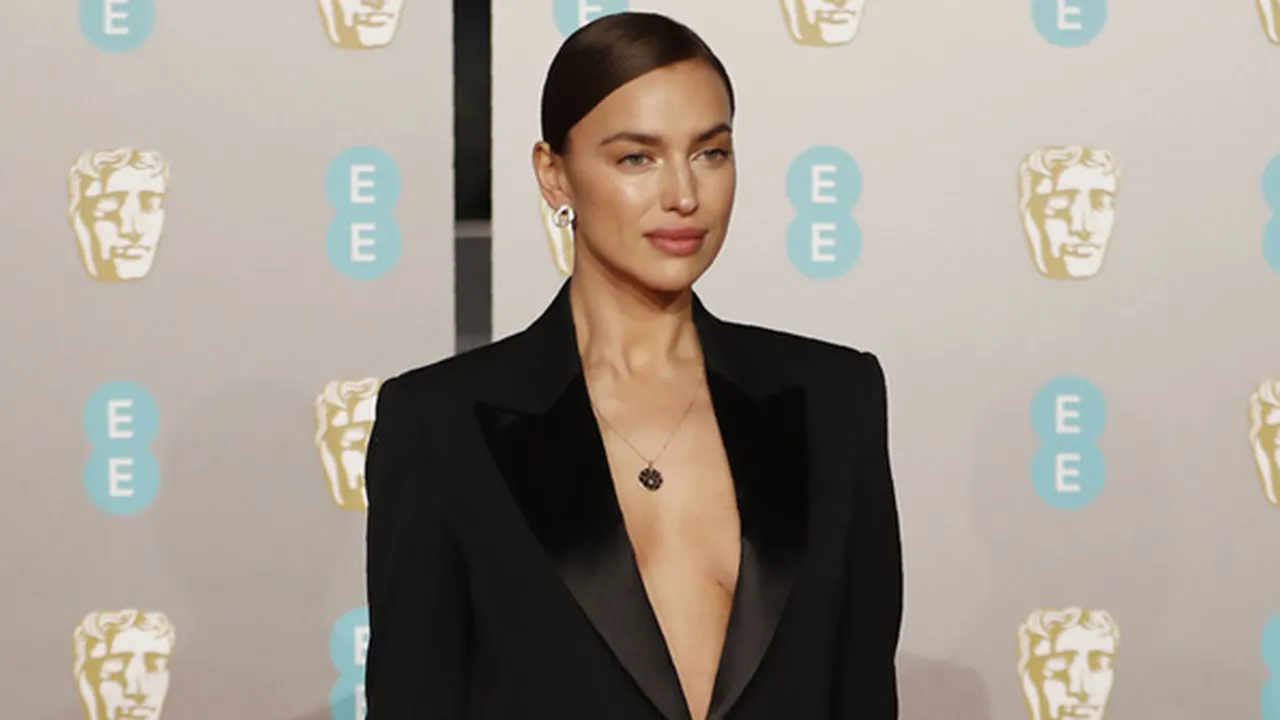 Irina Shayk Peluk Pria Lain, Sebulan Usai Putus dari Bradley Cooper Irina Shayk Peluk Pria Lain, Sebulan Usai Putus dari Bradley Cooper