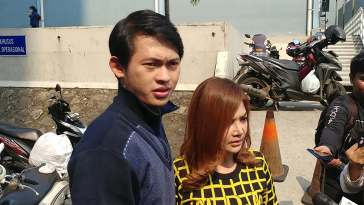 Irma Dharmawangsa Dilabrak dan Disiram Air di Tempat Umum oleh Tiara Marleen