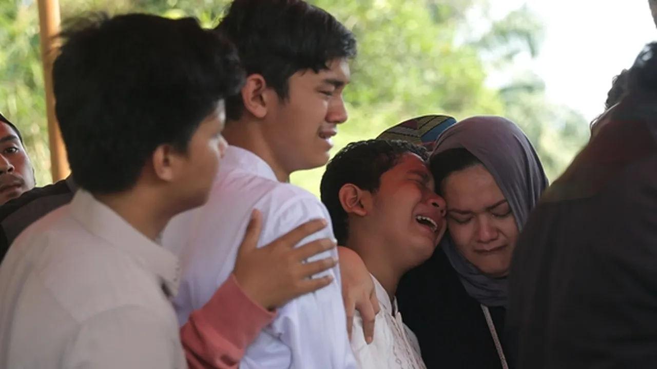 Isak Tangis Keluarga Antar Kepergian Jacky Zimah ke Tempat Peristirahatan Terakhir
