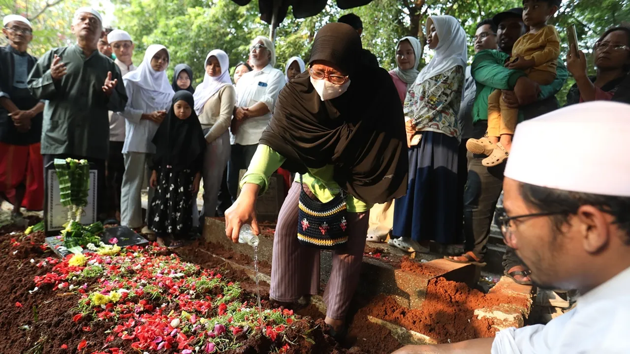 Isak Tangis Keluarga Iringi Pemakaman Diding Boneng di Menteng Pulo