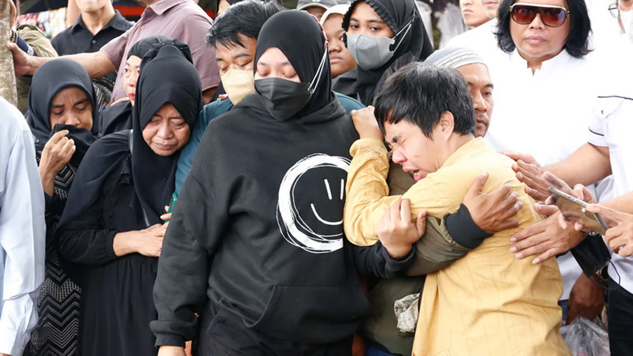 Isak Tangis Sang Anak Iringi Prosesi Pemakaman Pak Ogah