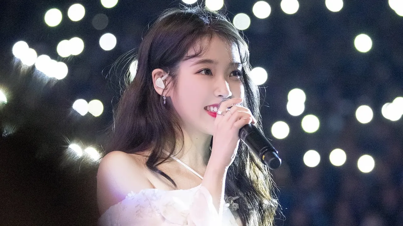 IU Pamerkan Mikrofon Impiannya Setelah 12 Tahun Penantian