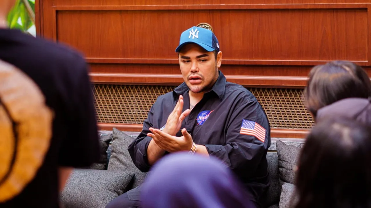 Ivan Gunawan Desain Seragam Khusus Untuk Host dan Karyawan HW Group