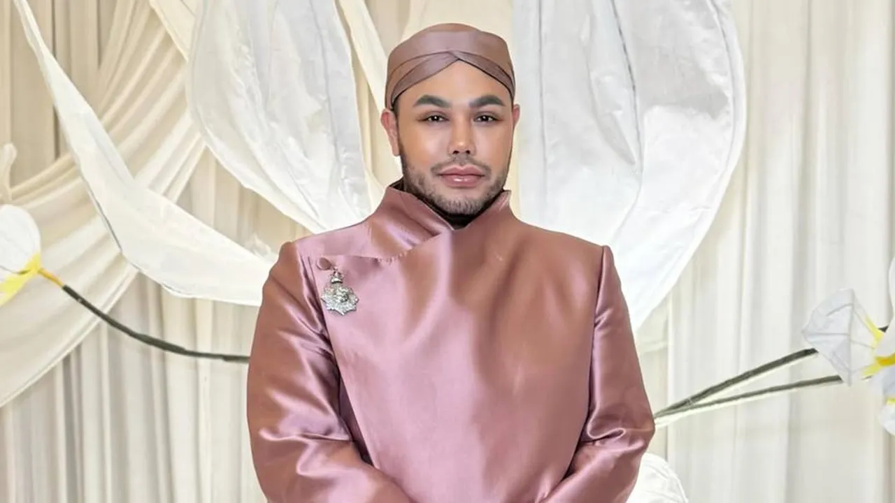 Ivan Gunawan Hadiahi Motor untuk Guru Honorer yang Tiap Hari Jalan Kaki