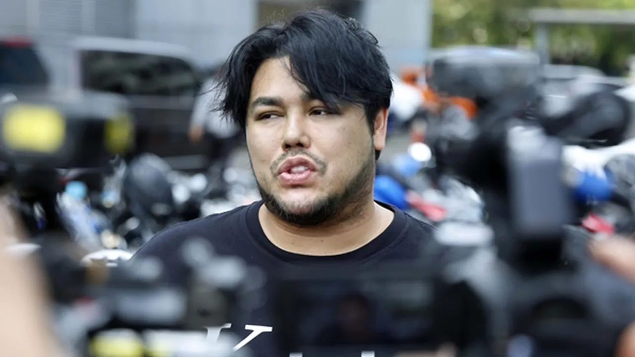 Ivan Gunawan Pakai Sepatu Dipakaikan Asistennya, Merasa Seperti Cinderella