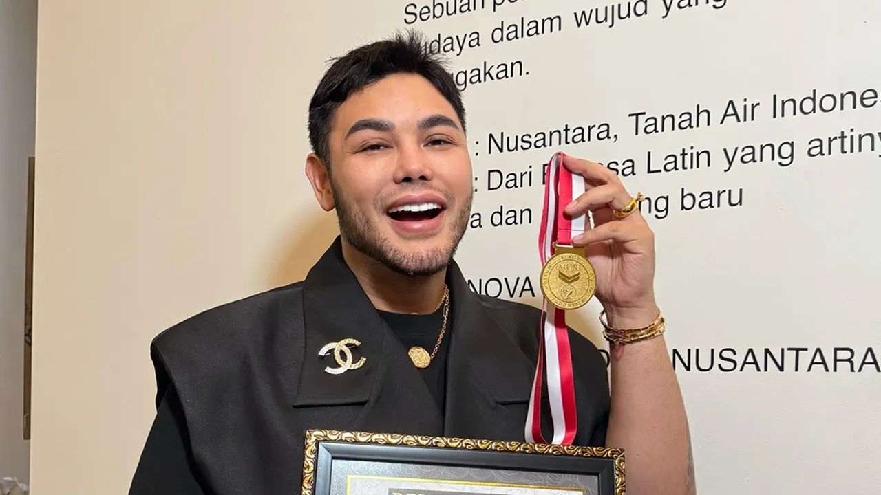 Ivan Gunawan Pecahkan Rekor MURI Lewat Pameran Busana Berbasis Batik Sekar Jagat Madura