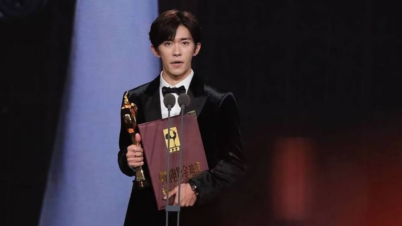 Jackson Yee Ukir Sejarah Menjadi Aktor Terbaik Termuda di Golden Rooster Awards 2025
