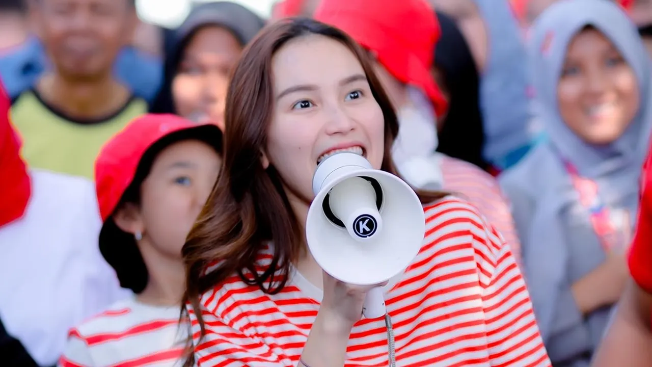 Jadi Juara 3 Lomba Tangkap Belut, Ayu Ting Ting Kaget Dapat Hadiah Ini: Disuruh Nyari Laki!
