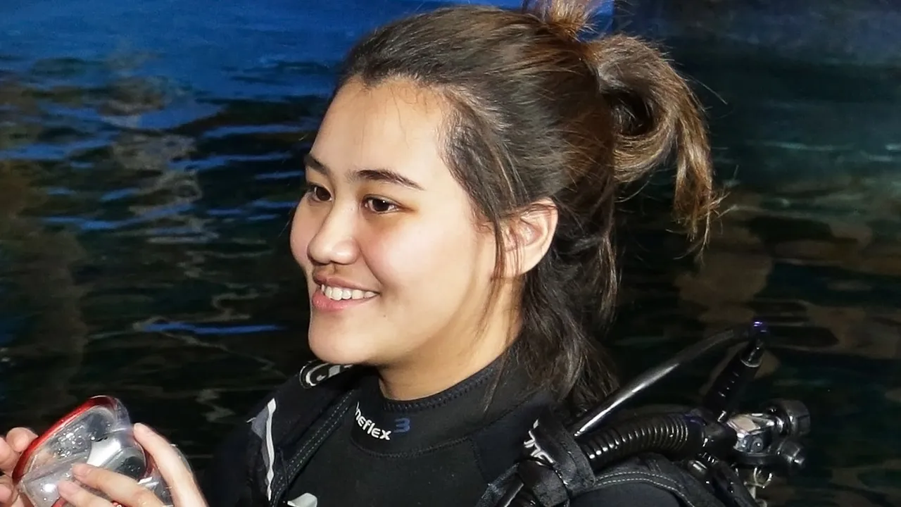 Jadi Paskibra, Aaliyah Massaid Tertantang Kibarkan Bendera di Bawah Air