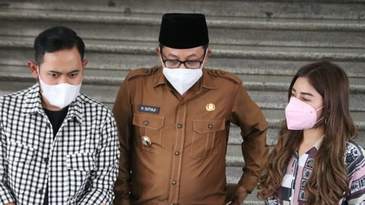 Jadi Penerima Vaksin Pertama di Kota Malang, Ternyata Crazy Rich Gilang Widya Minta Izin Istri Dulu Jadi Penerima Vaksin Pertama di Kota Malang, Ternyata Crazy Rich Gilang Widya Minta Izin Istri Dulu
