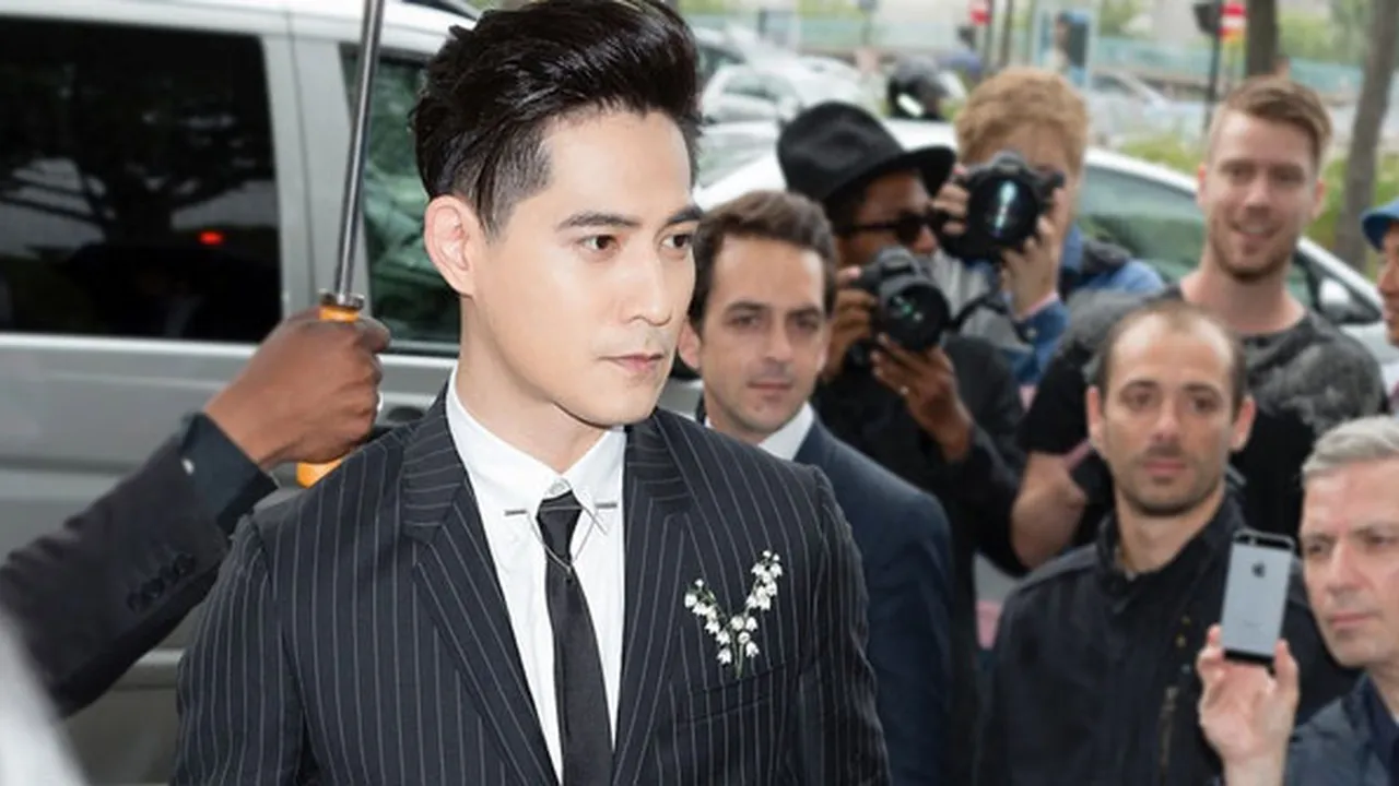 Jaga Rapat Privasi, Vic Zhou Tertangkap Kamera Jalan-Jalan Bareng Istri & Anak