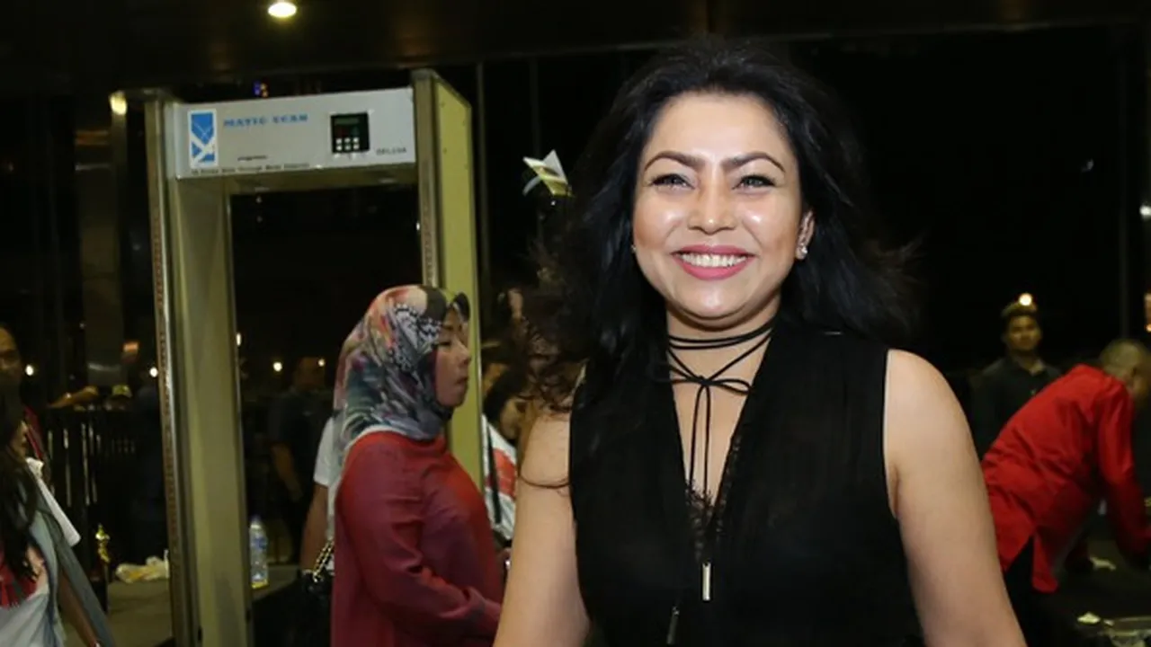Jalan Bertiga, Mayangsari Makan di Warung Sederhana Dengan Bambang dan Khiran