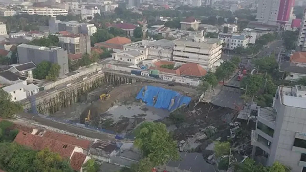 Jalan Gubeng di Surabaya Mendadak Ambles, Proyek Sekitar Diduga Menjadi Penyebab