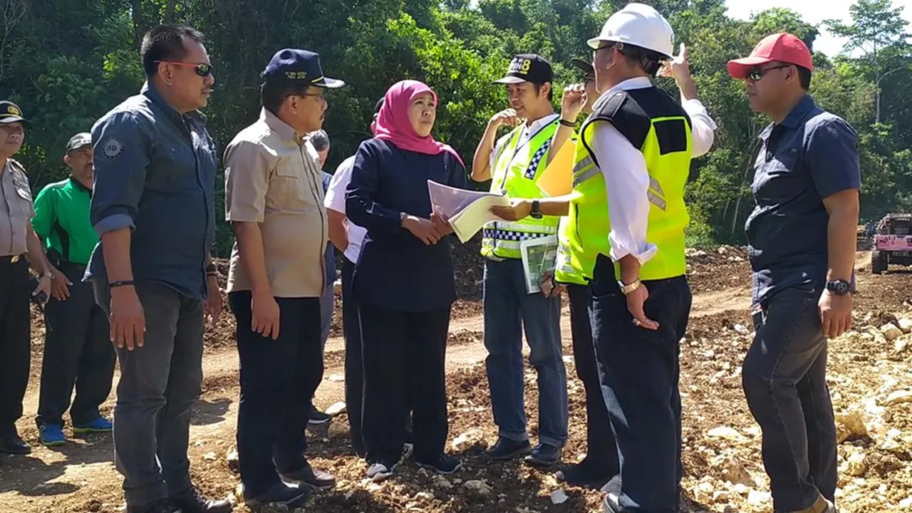 Jalan Menuju Pantai Malang Selatan Susah Dijangkau, Khofifah: Dua Tahun Ke Depan Akses Jalan Semakin Terbuka Dan Mudahkan Wisatawan Berlibur Jalan Menuju Pantai Malang Selatan Susah Dijangkau, Khofifah: Dua Tahun Ke Depan Akses Jalan Semakin Terbuka Dan Mudahkan Wisatawan Berlibur