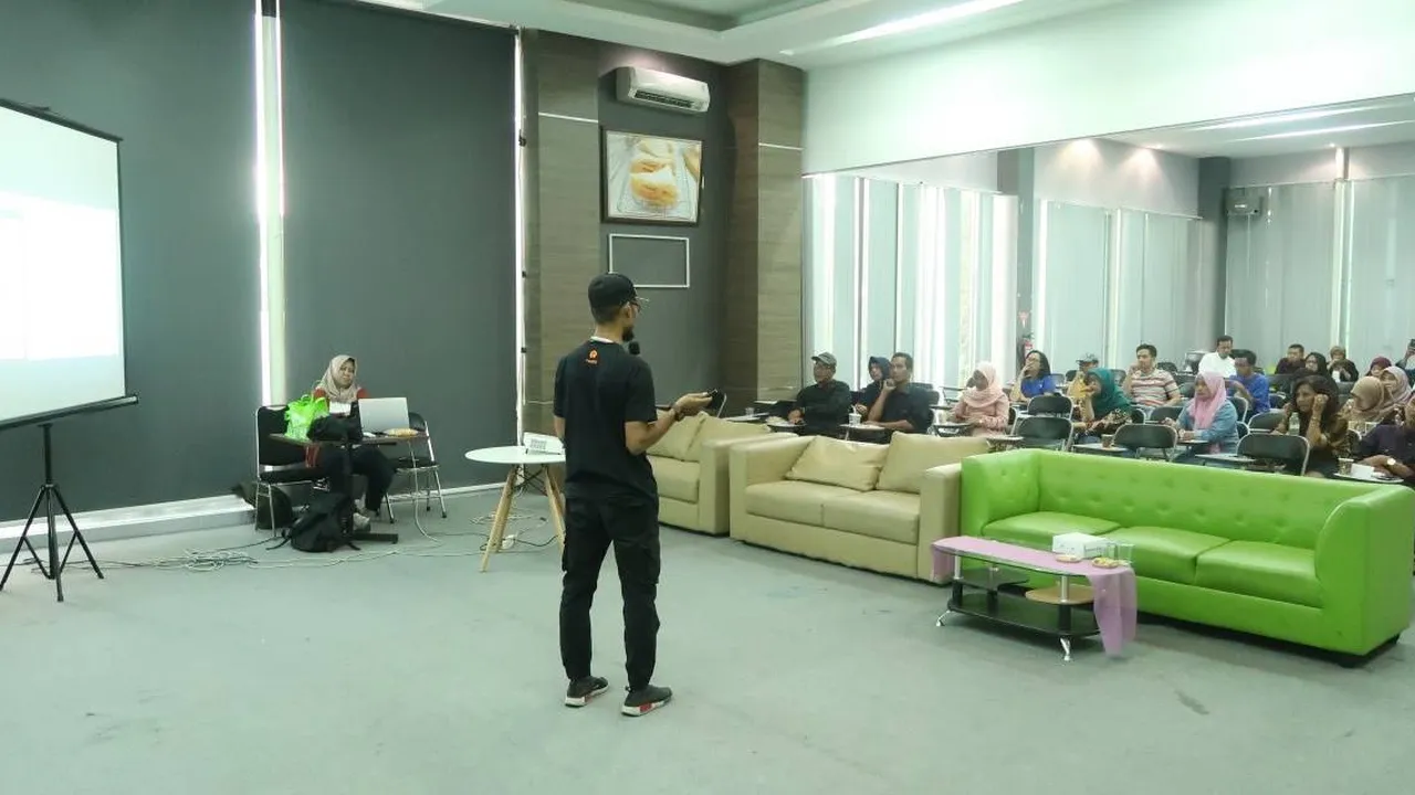 Jalankan Usaha Oleh-Oleh, Ini Cara Teuku Wisnu Majukan UMKM Malang Jalankan Usaha Oleh-Oleh, Ini Cara Teuku Wisnu Majukan UMKM Malang