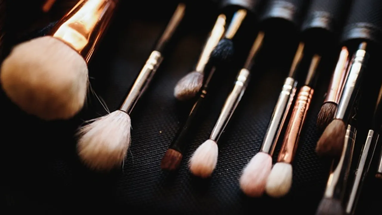 Jangan Malas, Ini 5 Cara Membersihkan Alat Makeup Agar Wajah Terhindar dari Jerawat - Bakteri