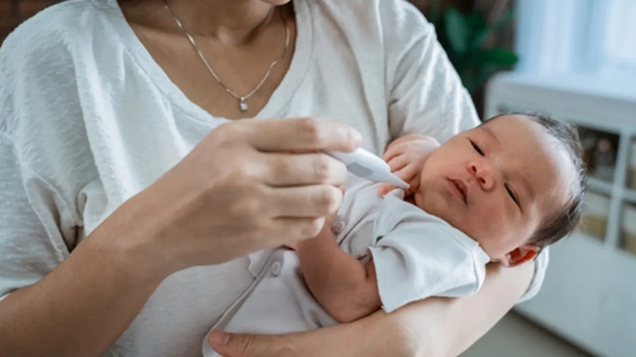 Jangan Panik, Ini Tips Pertolongan Pertama Saat Bayi Terserang Demam