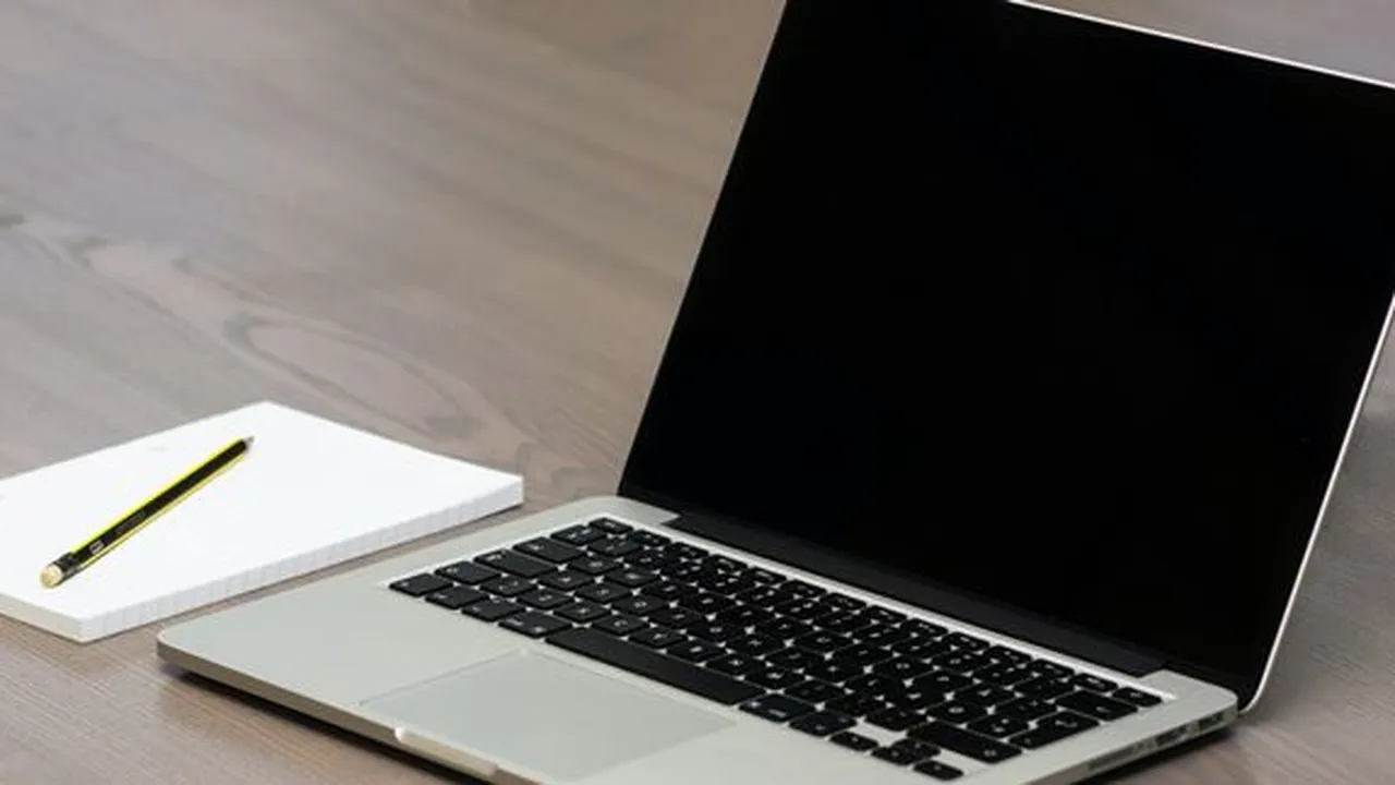 5 Cara Membersihkan Layar Laptop yang Tepat, Jangan Sampai Salah!