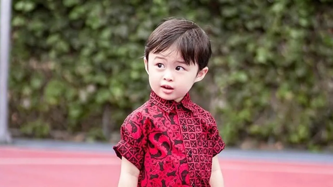 Jarang Keluar, Raphael Moeis Seneng Banget Pergi Ke Rumah Nenek - Dandan Ganteng Pakai Batik Jarang Keluar, Raphael Moeis Seneng Banget Pergi Ke Rumah Nenek - Dandan Ganteng Pakai Batik
