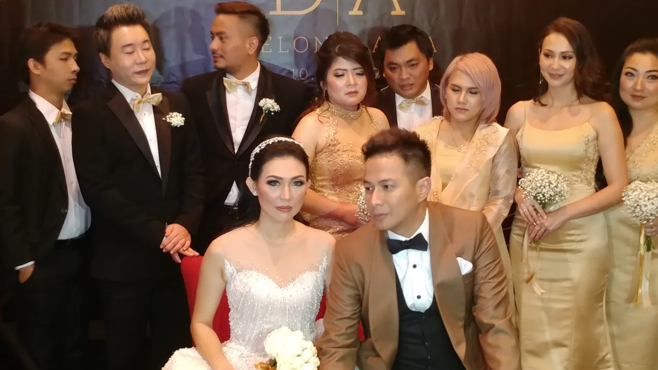 Jatuh Cinta pada Pandangan Pertama, Begini Kisah Cinta Delon Thamrin dan Sang Istri Jatuh Cinta pada Pandangan Pertama, Begini Kisah Cinta Delon Thamrin dan Sang Istri
