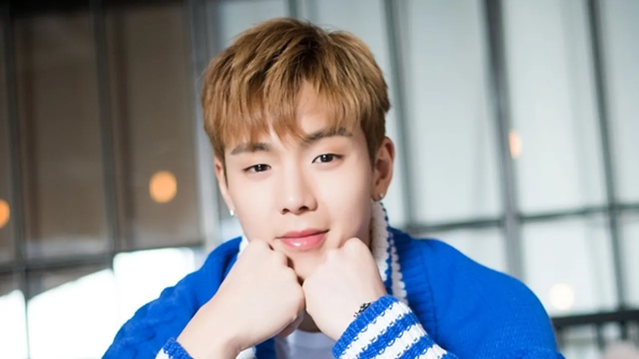 Jatuh di Atas Panggung, Agensi Pastikan Shownu Monsta X Baik-Baik Saja