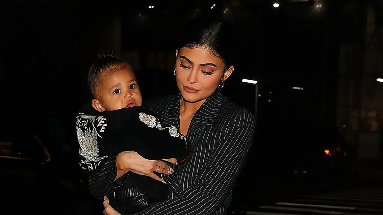 Jelang Halloween, Kylie Jenner 'Sulap' Stormi Jadi Versi Mini Dirinya