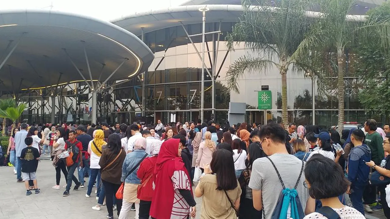 Jelang Konser Westlife, Lihat Antrean Penonton yang Membludak!
