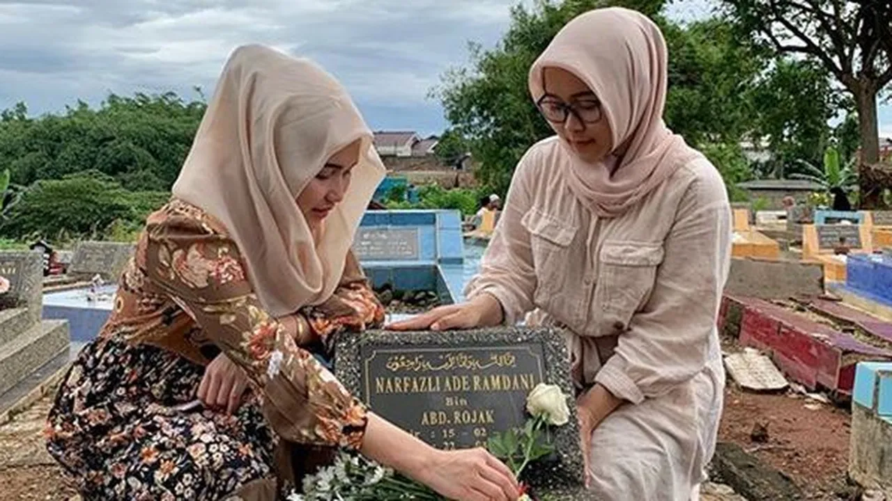 Jelang Ramadan, Ayu Ting Ting Ziarah ke Makam Almarhum Adik Laki-Laki