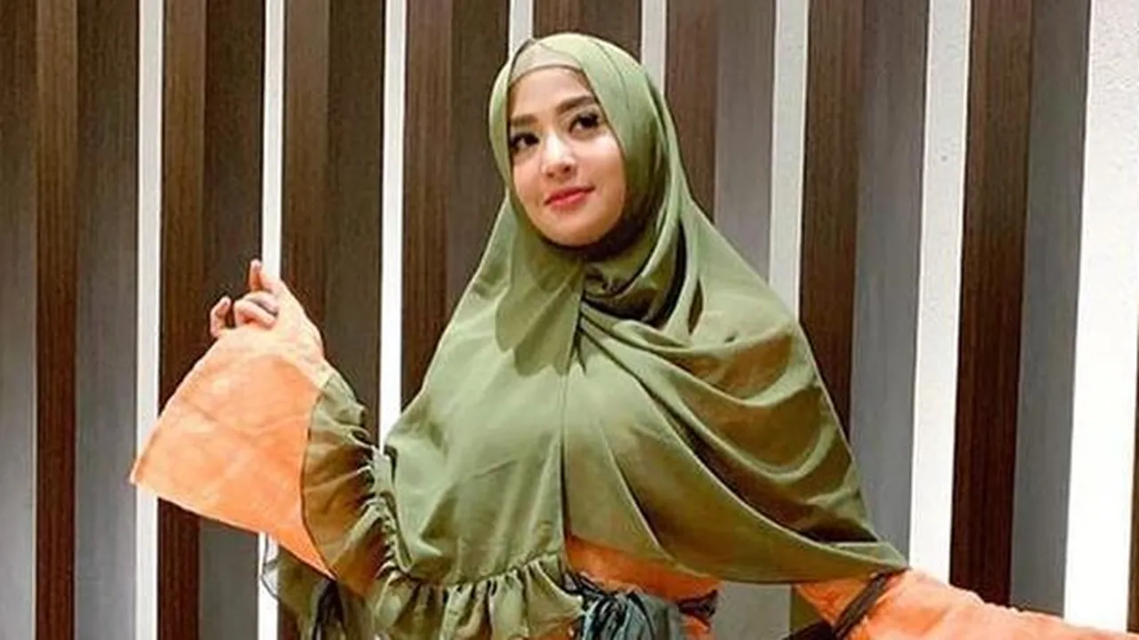 Jemput Sang Ayah ke Jember, Dewi Perssik Tampil Syar'i Kenakan Cadar