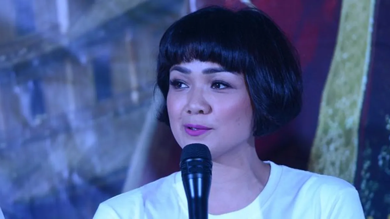Jenazah Ibunda Dimakamkan, Nirina Zubir Terlihat Begitu Tegar