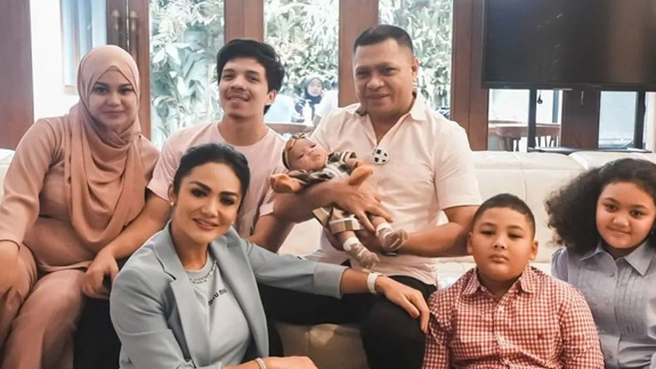 Jenguk Ameena, Aurel Hermansyah Ungkap Raul Lemos Bawa Kado Spesial