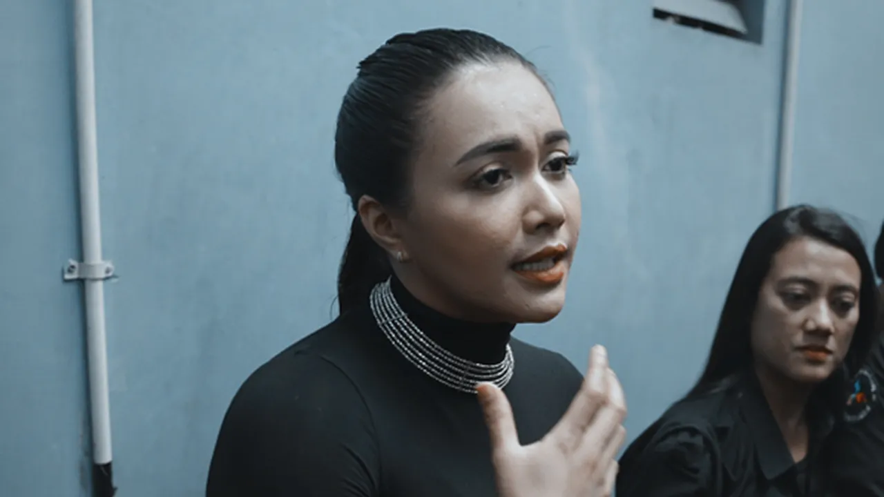 Jenguk Jerry Aurum di Polres Jabar, Denada Nangis