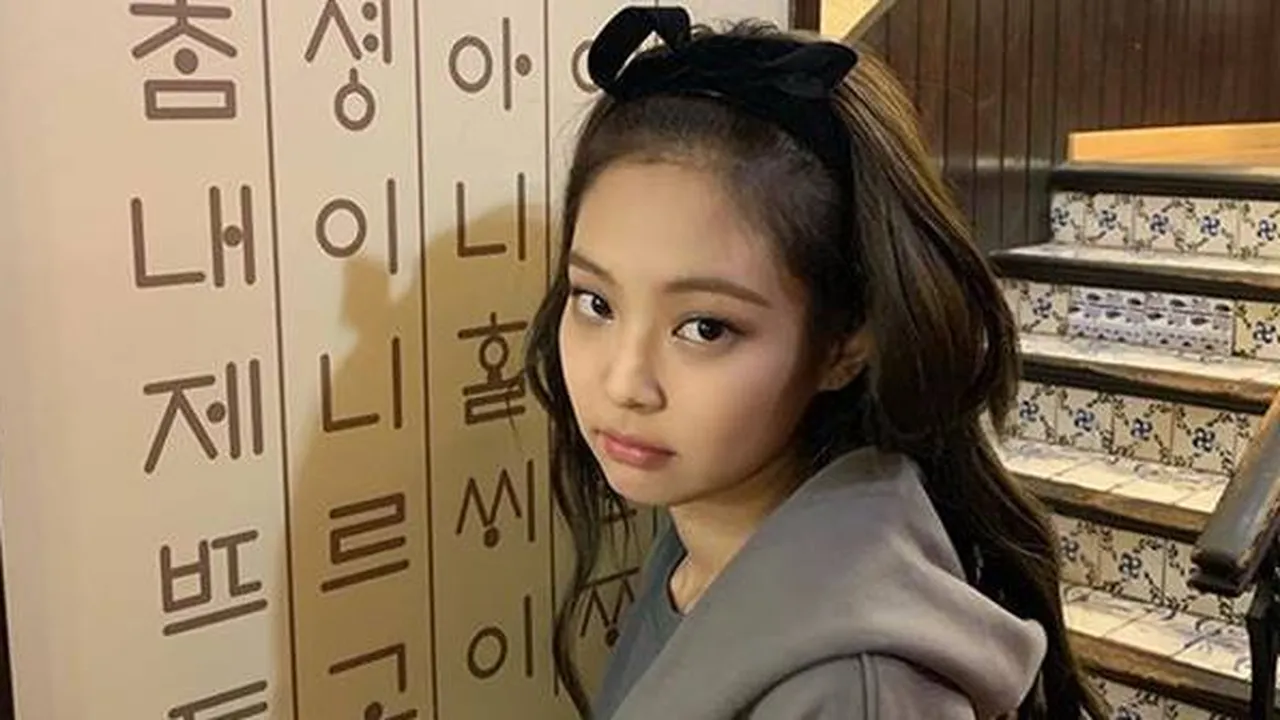 Jennie BLACKPINK Tampil Chic & Kece Pakai Celana Gombrong, Banjir Pujian!
