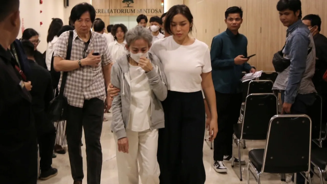 Jessica Iskandar Berusaha Kuatkan Ibunda Usai Kepergian Sang Ayah