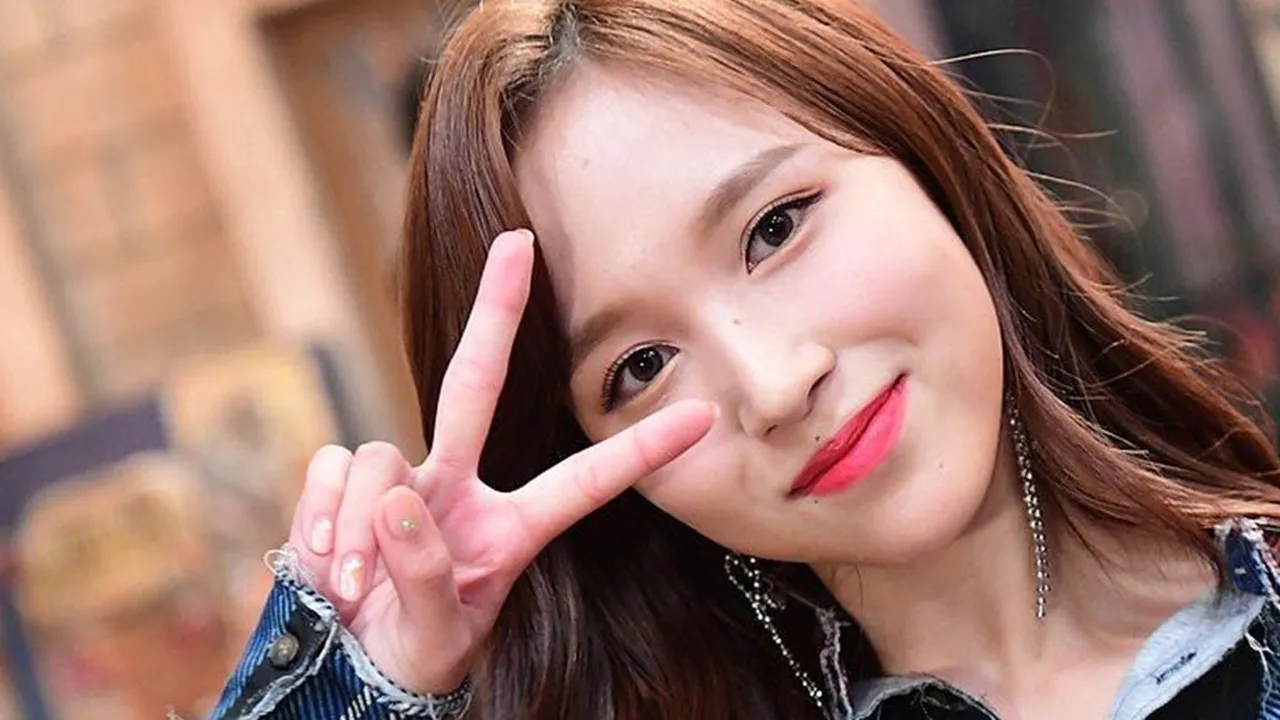 Jijiknya Setengah Mati, Ini 5 Alasan Mina TWICE Takut Banget Sama Kecoak