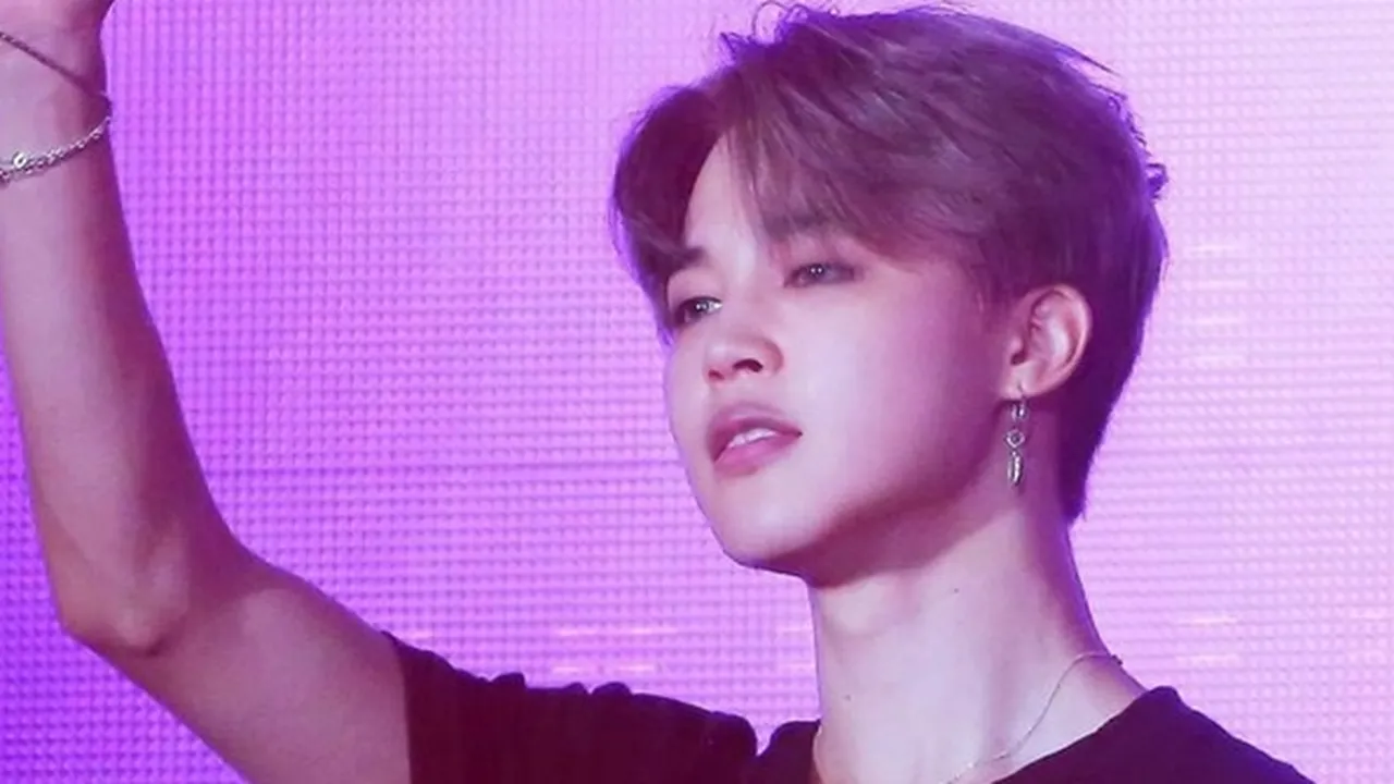 Jimin BTS Pamerkan Tindik Baru di Telinga Saat Live Sapa Penggemar