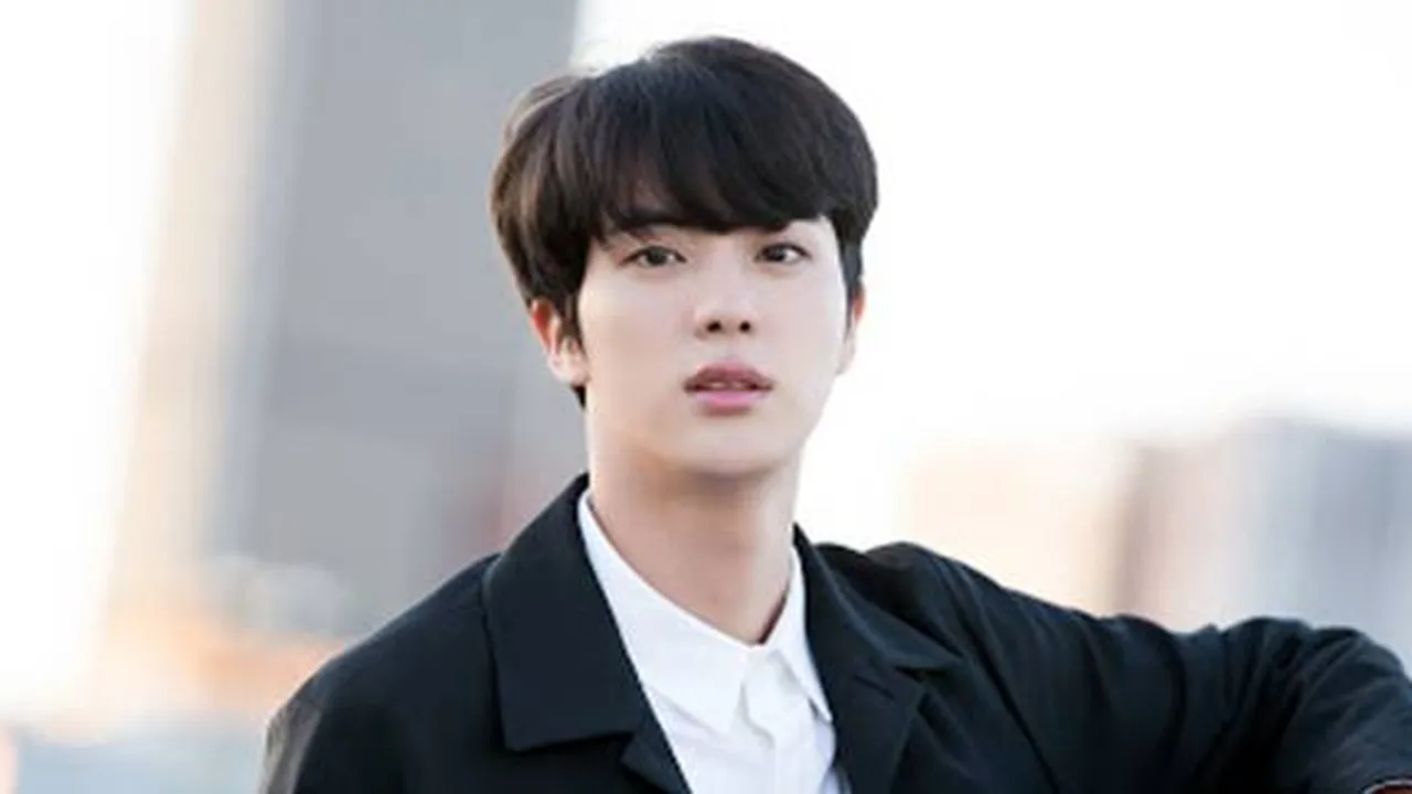 Jin BTS Bikin Salah Fokus di MV 'Black Swan', ARMY Sudah Tahu?