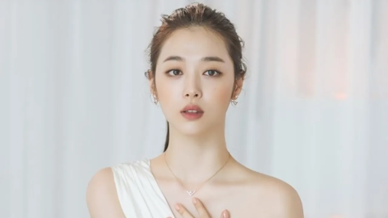 Jinri Store Luncurkan Produk Rancangan Sulli, Penggemar Tulis Pesan Manis