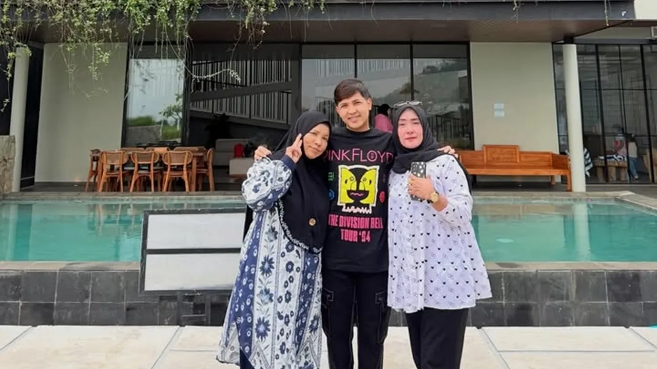 Jirayut Pamer Momen Bareng Ibu Kandung dan Ibu Tiri, Akur Banget Jirayut Pamer Momen Bareng Ibu Kandung dan Ibu Tiri, Akur Banget